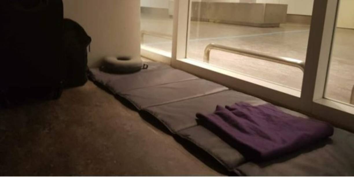 En este delgado colchón y debajo de las escaleras intenta todos los días conciliar el sueño Hassan. 'Solamente logró dormir entre tres y cuatro horas'.