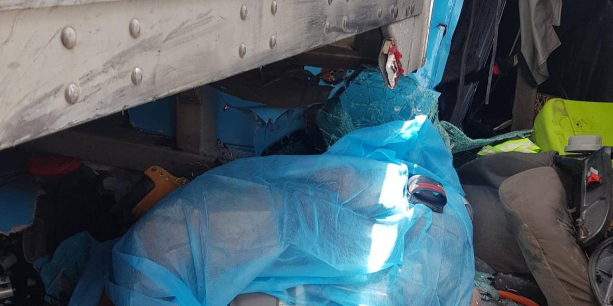 Al cabo de unos minutos, los equipos de rescate lograron sacar el cadáver del malogrado hombre de entre los escombros de la carrocería del vehículo pesado. 