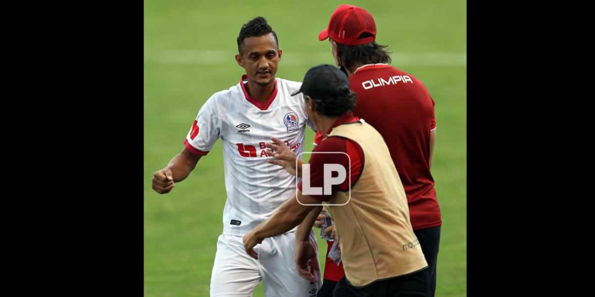 Diego Reyes también festejó el gol con el cuerpo técnico de Olimpia.