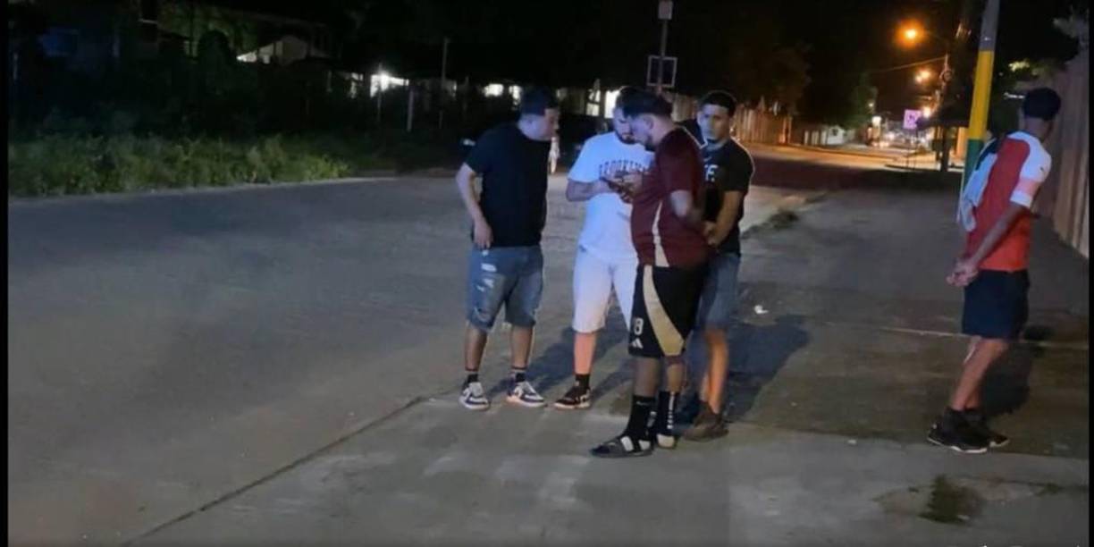 Hasta el lugar llegaron varias personas y vieron en la pierna del infortunado joven un tatuaje que les parecía familiar. 