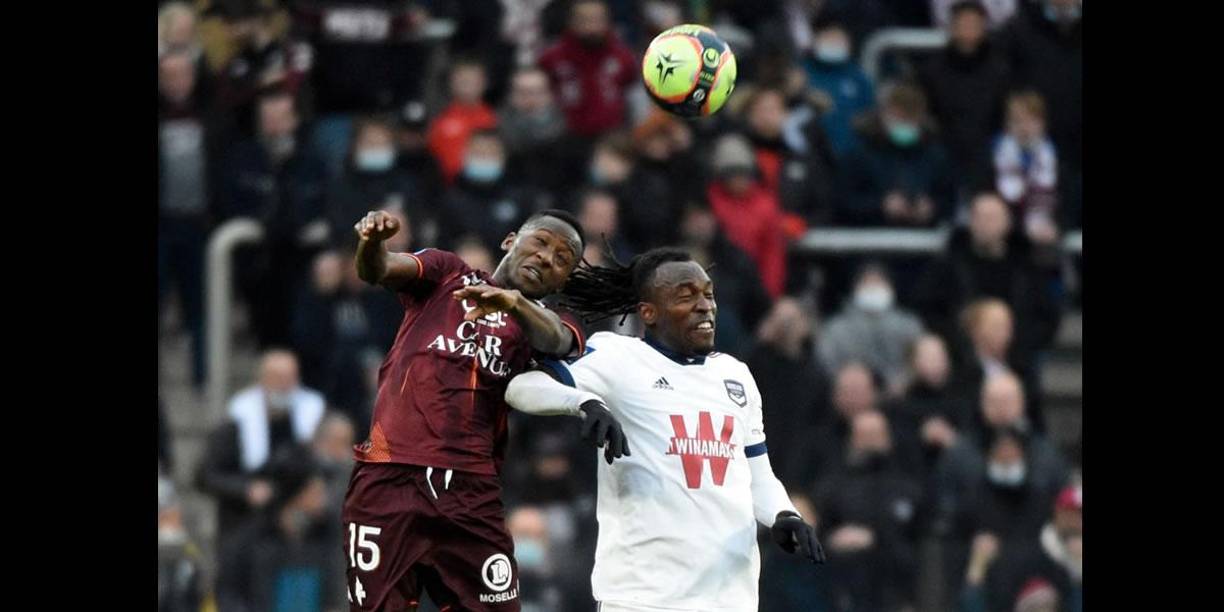 Alberth Elis saltando por el balón con el senegalés del Metz, Pape Matar Sarr.