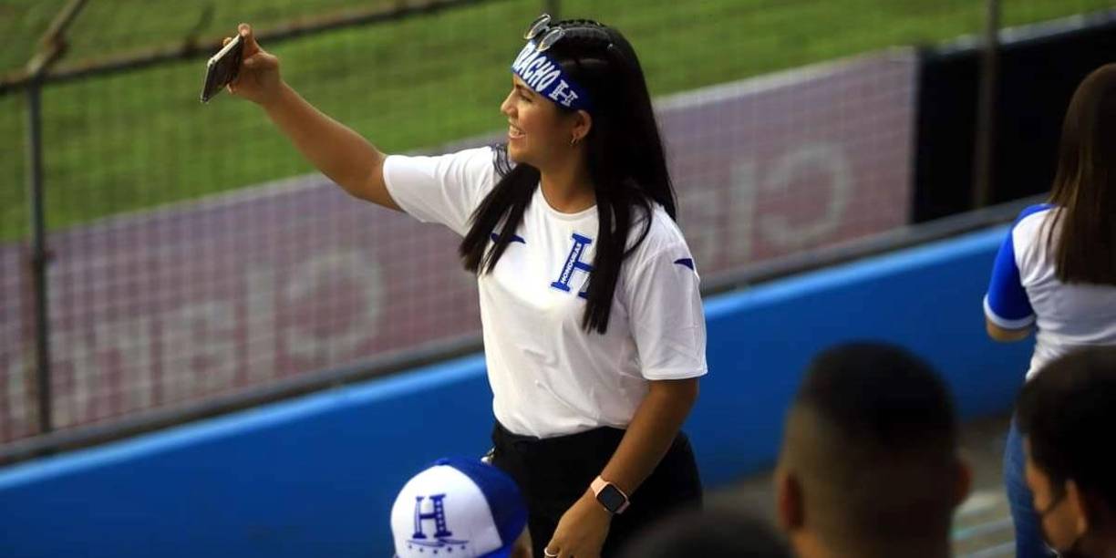 Las bellezas que cautivan en el partido Honduras-Jamaica en el Olímpico