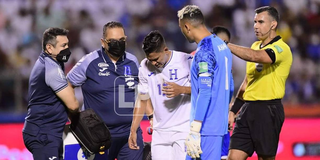 Keylor Navas se interesa por el hondureño Bryan Moya, dolido tras un golpe.