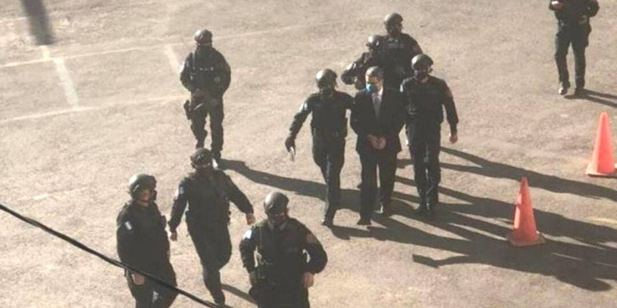 Un helicóptero policial traslado a Hernández hacia la Corte. El presidente cuenta con un equipo de defensa legal nutrido y que, manifiesta, agotará todas las instancias para evitar su extradición.