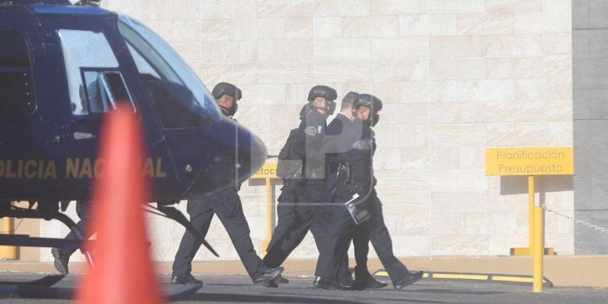 Simpatizantes de Hernández acompañaron el traslado en la sede policial y llegaron hasta la Corte en Tegucigalpa. 