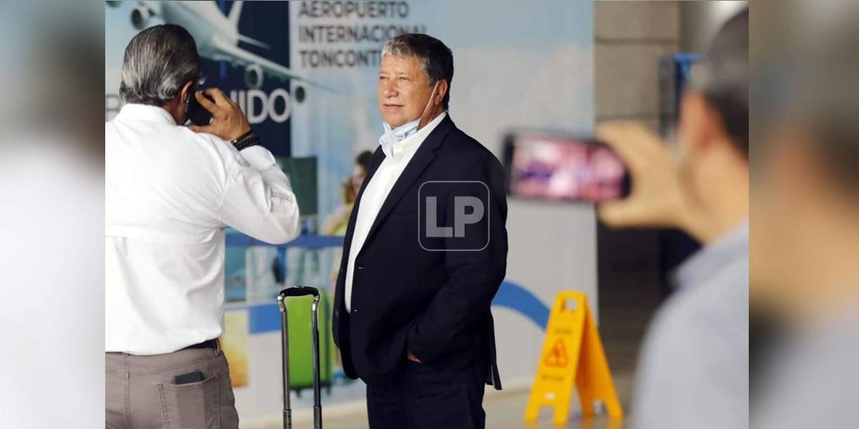Vestido con un saco negro y camisa blanca arribó el ‘Bolillo‘ Gómez al país.