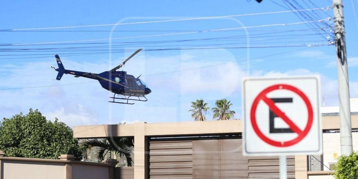 El helicóptero que traslada a JOH sobrevolando Tegucigalpa. Equipos especiales en tierra resguardaron su desplazamiento. 