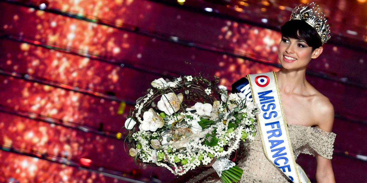 El público francés y un grupo de jueces coronaron a la nueva Miss Francia 2024 a Éve Guilles, concursante de 20 años quien llamó la atención por su corte de cabello estilo pixie.