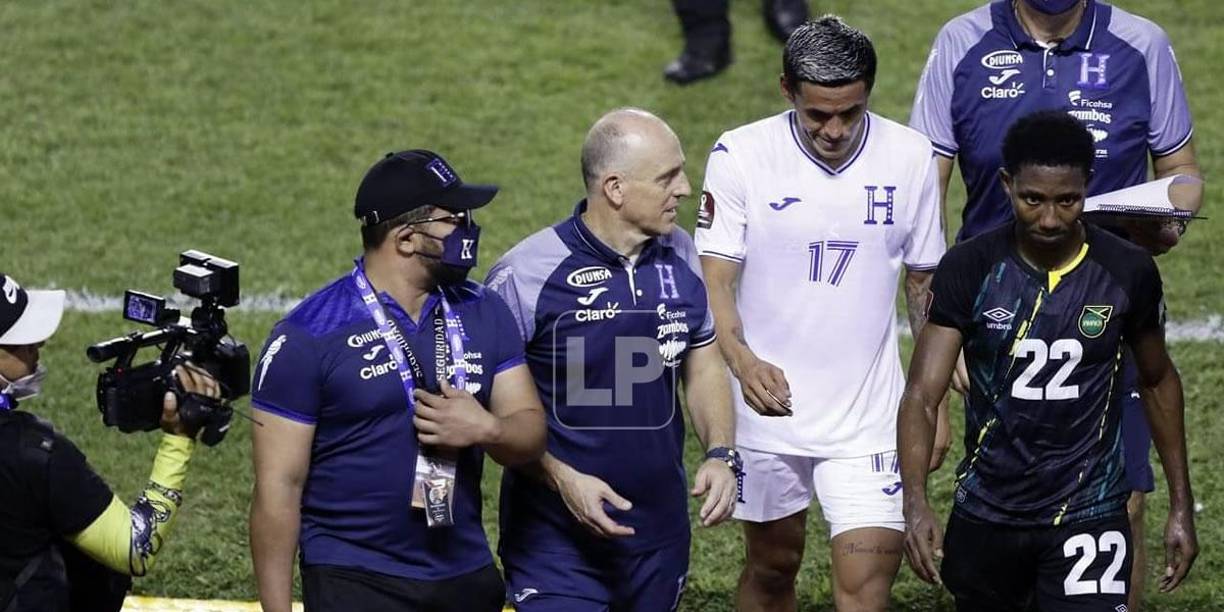 Fabián Coito al salir del campo tras el final del partido.