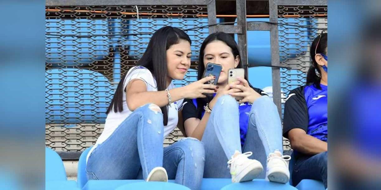 Las bellezas que cautivan en el partido Honduras-Jamaica en el Olímpico