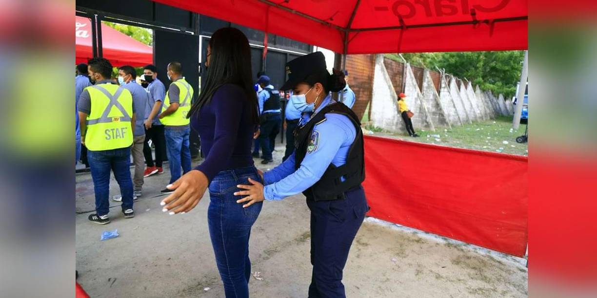 Las bellezas que cautivan en el partido Honduras-Jamaica en el Olímpico