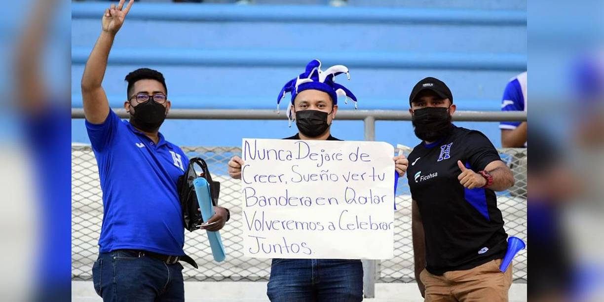 Las pancartas no faltaron en las gradas del estadio Olímpico.