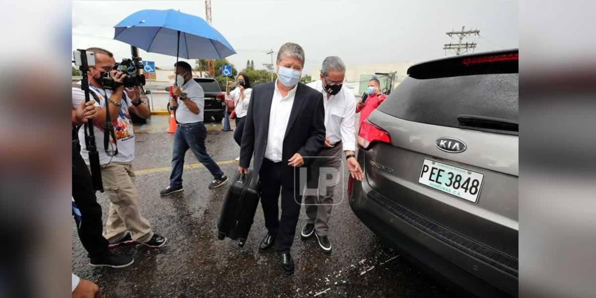 A la llegada del ‘Bolillo‘ Gómez cayó una pequeña lluvia.