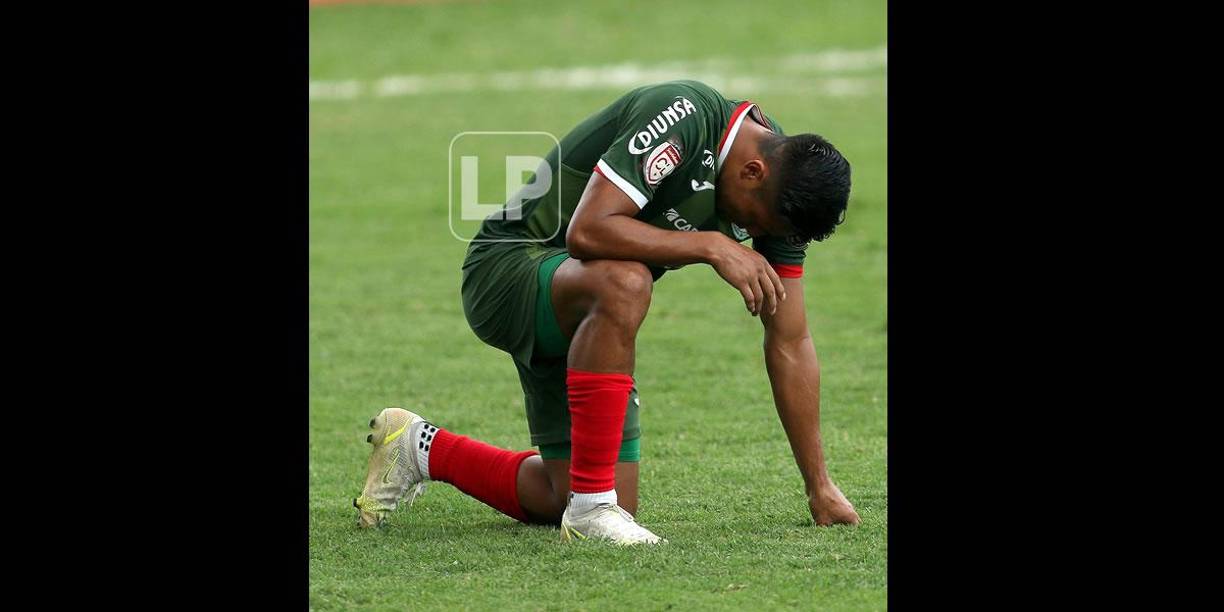 Frelys López, abatido en el campo tras el gol de Christian Altamirano.