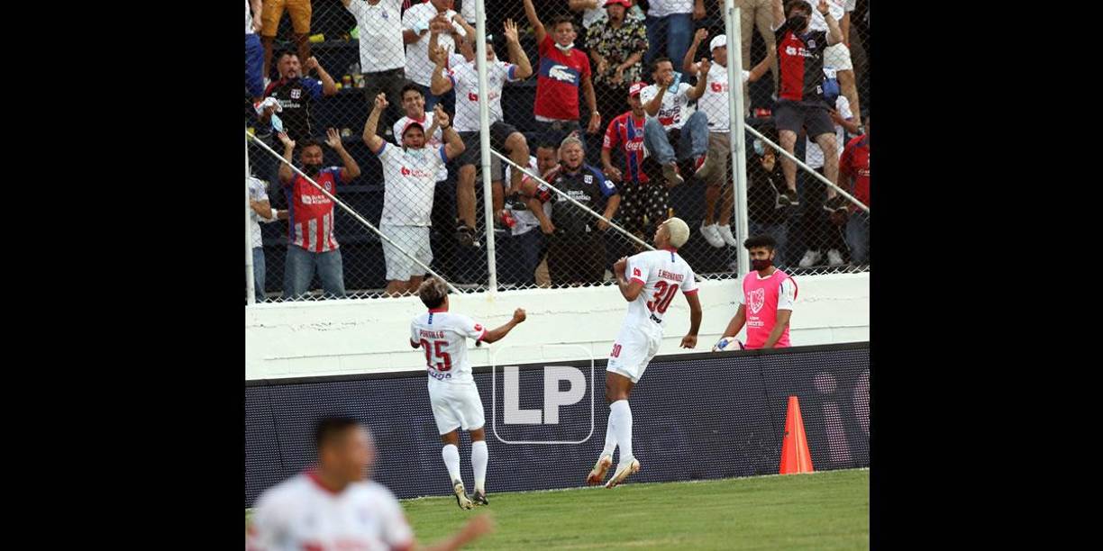 La celebración de Eddie Hernández delante de la afición olimpista tras marcar el 2-0 del partido ante Marathón.