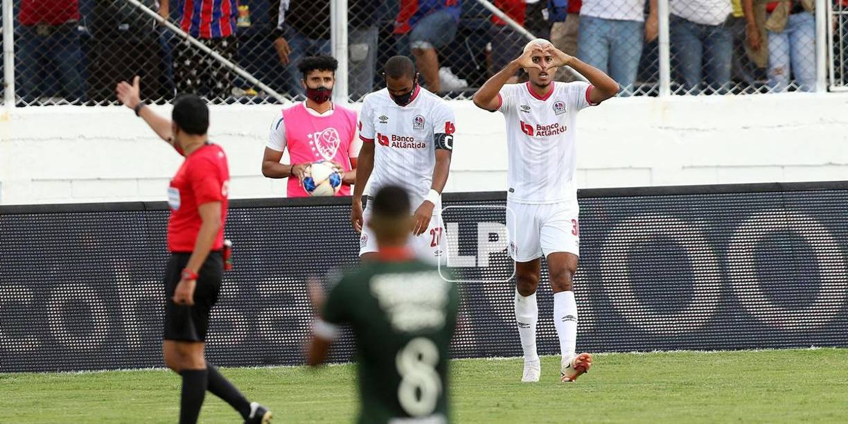 Eddie Hernández entró desde el banco de suplentes y marcó el 2-0 del Olimpia.