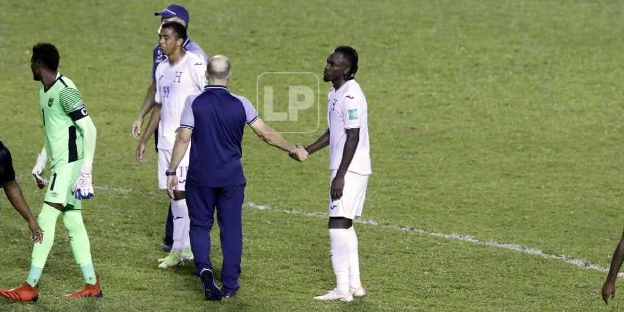 Fabián Coito entró al campo para consolar a los jugadores.