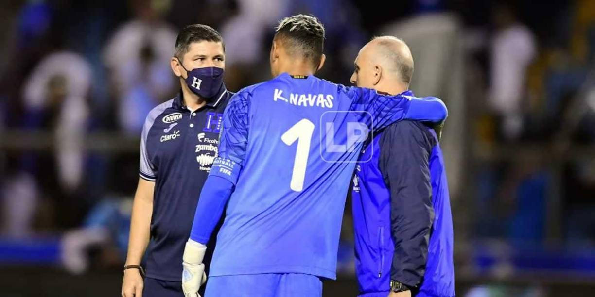 Keylor Navas después de la plática le dio un abrazo a Fabián Coito.