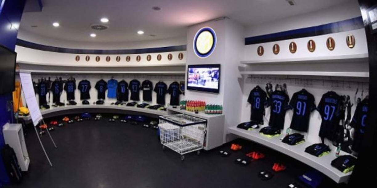 Giuseppe Meazza (Inter de Milán) - ​Un estadio tan grande que es la casa de dos grandes de Europa tiene un problema. Y es que debe hacer dos vestuarios acordes con los equipo. Hay que decir que de los dos, el del Inter es peor. Tiene televisión de plasma y sillones para relajarse, pero ya en la foto se ve que no es un gran vestuario. Destacan las imágenes de jugadores del pasado.