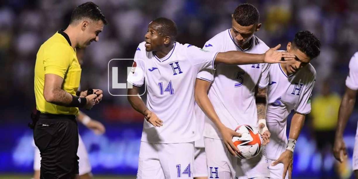 Los jugadores hondureños reclamando al árbitro guatemalteco Mario Escobar.