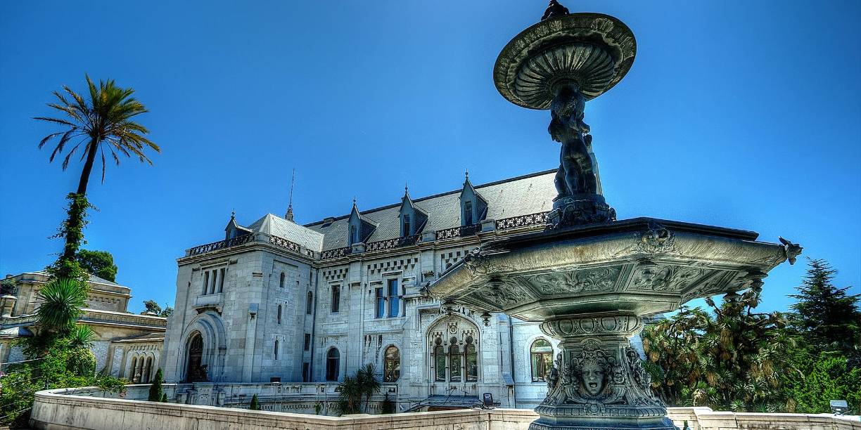 Actualmente Ana saca su maestría “Études hispaniques et hispano-américaines” en la Université Côte d’azur”. Unos días después de haber empezado su maestría, la propia universidad le propuso un contrato de trabajo como asistente de lengua española.