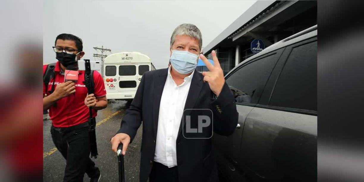 El nuevo seleccionador de Honduras saludando a la cámara con la “V” de victoria.