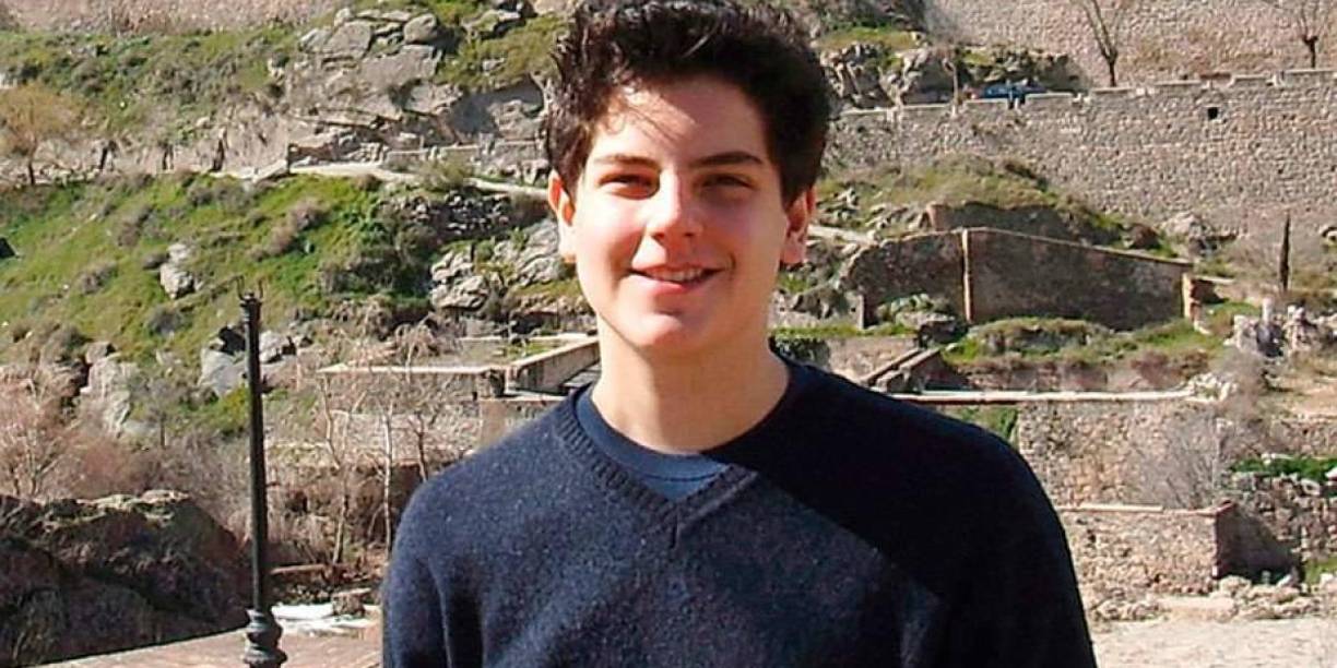 Acutis, nació en 1991 en Londres y falleció en Italia 2006, con 15 años, por una leucemia fulminante. Su beatificación y canonización han sido de las más rápidas de la historia de la Iglesia católica, ya que sólo han pasado 14 años desde su muerte.