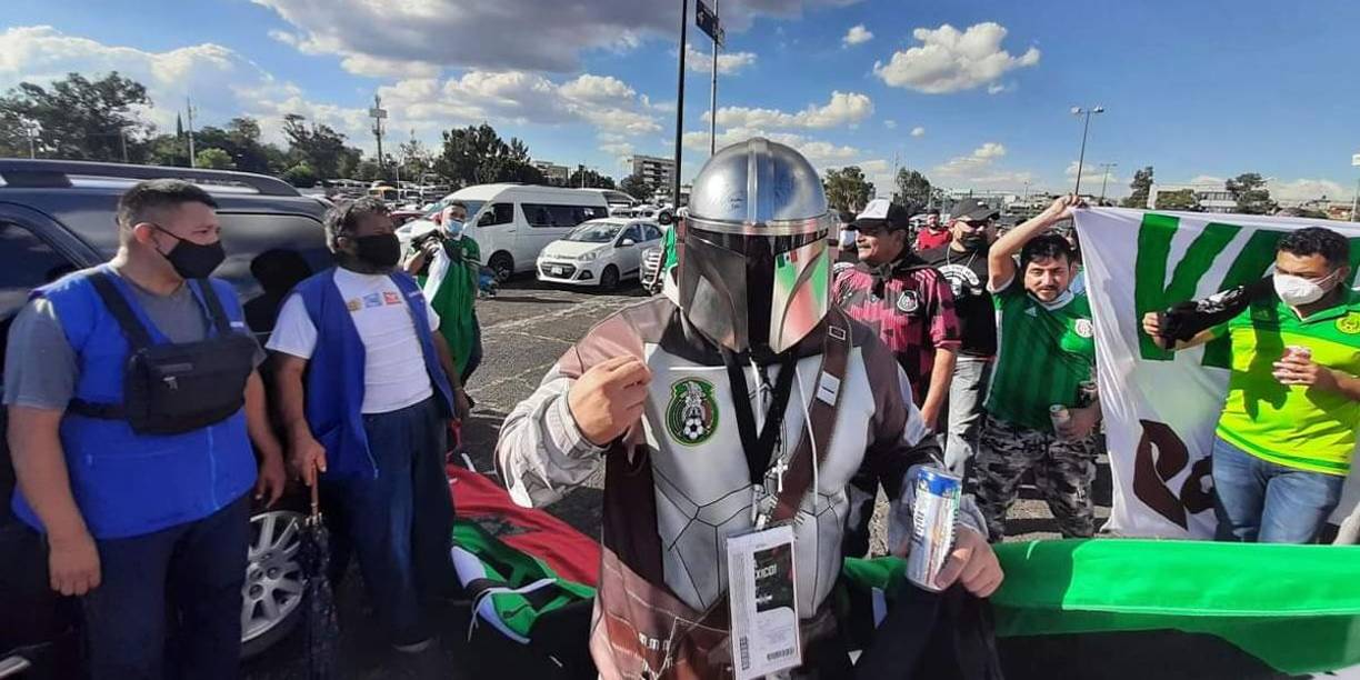 Catrachos presentes en el Azteca para apoyar a Honduras ante México