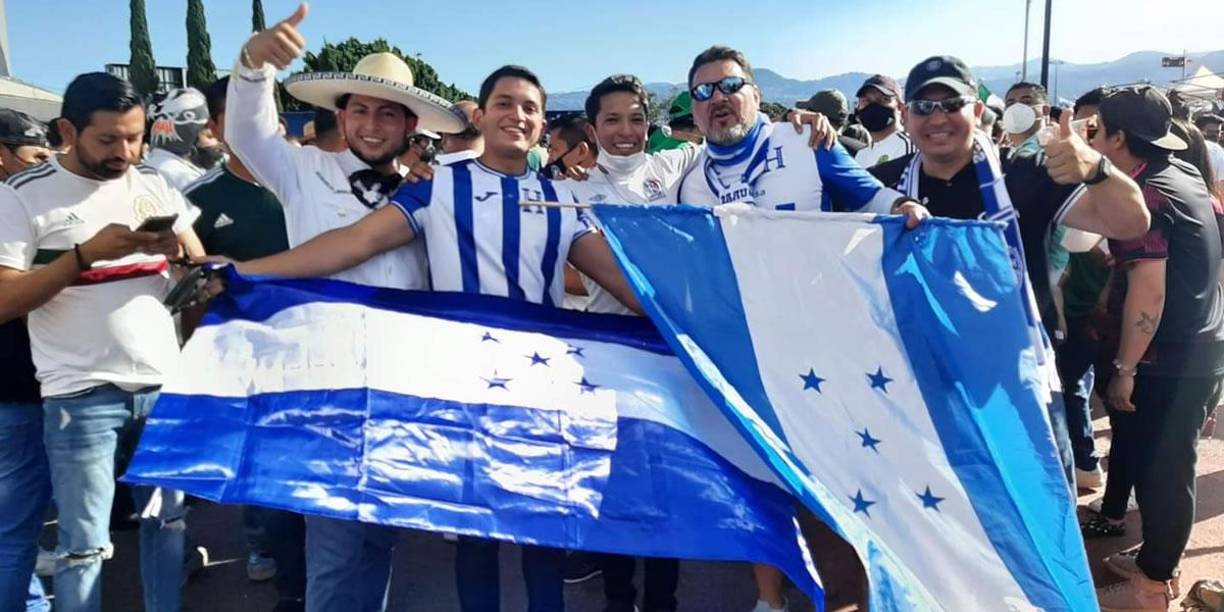 Catrachos presentes en el Azteca para apoyar a Honduras ante México