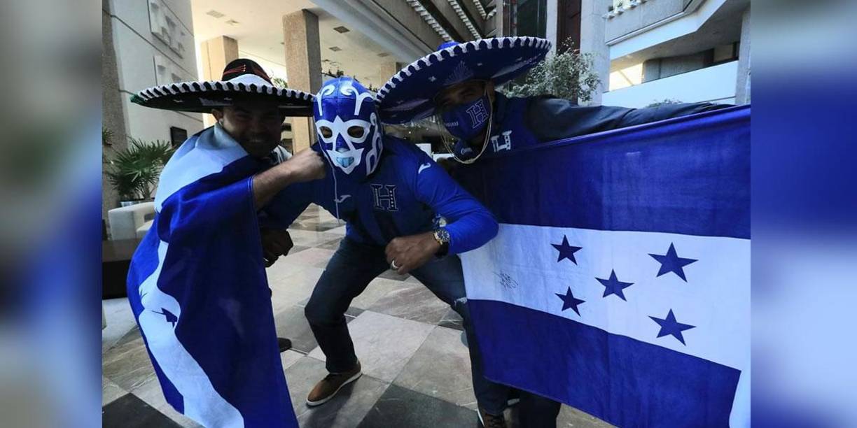 Catrachos presentes en el Azteca para apoyar a Honduras ante México