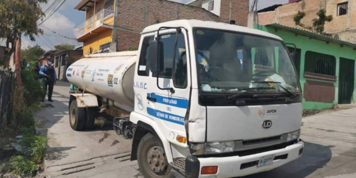 También las autoridades del Comité de Emergencia Municipal (Codem) con apoyo de Fusina, iniciaron con la distribución de agua potable en la colonia Abrahan Lincoln, San Juan Bosco y Divagna.