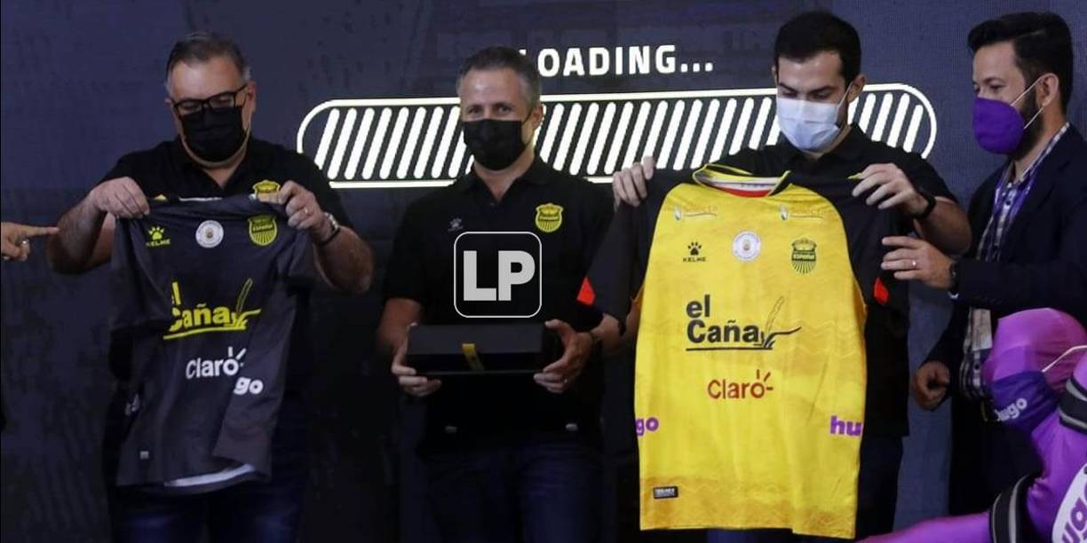 El presidente del Real España, Elías Burbara, encabezó la presentación de las nuevas camisetas del equipo.