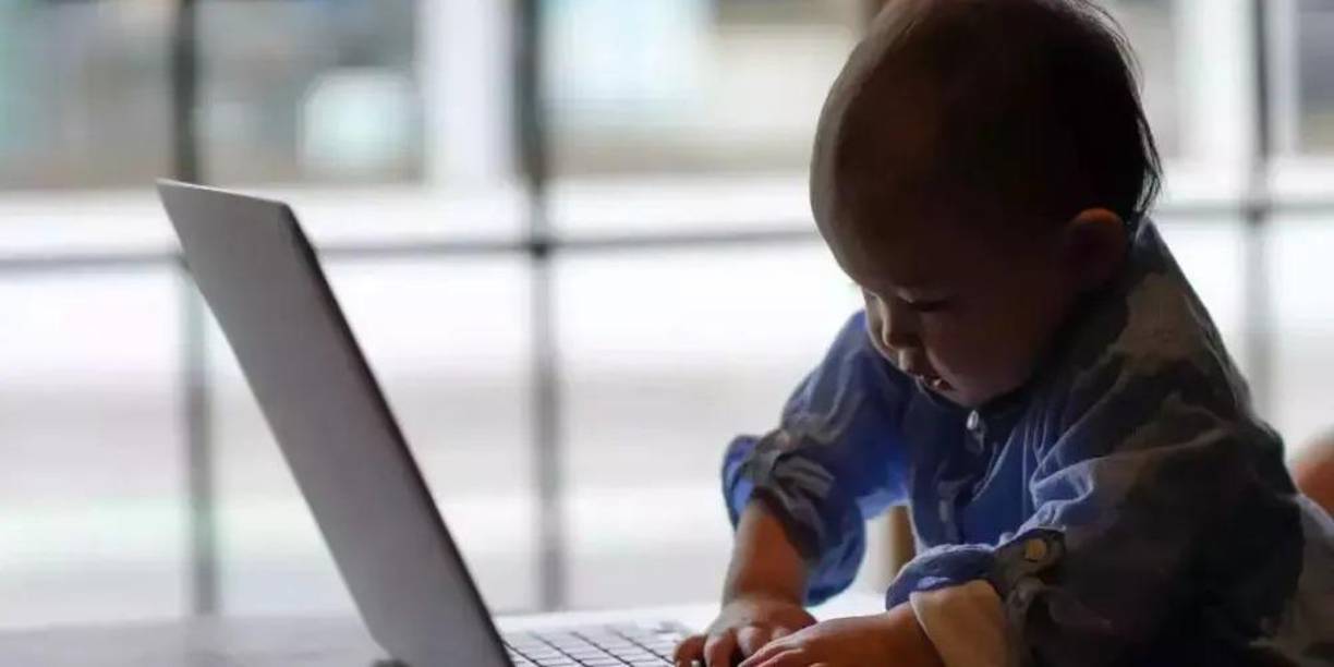 Y, actualmente la generación Beta que ya tendrán como parte de sus vidas la IA, ya que contarán con la adaptabilidad suficiente para incorporar a sus vidas estos cambios que apenas estamos experimentando en el mundo. Algunas de las cosas que se espera que vivan son: transporte autónomo a escala, tecnologías sanitarias portátiles, entornos virtuales inmersivos, asistentes virtuales que les ayuden en la educación y el desarrollo, etc. 