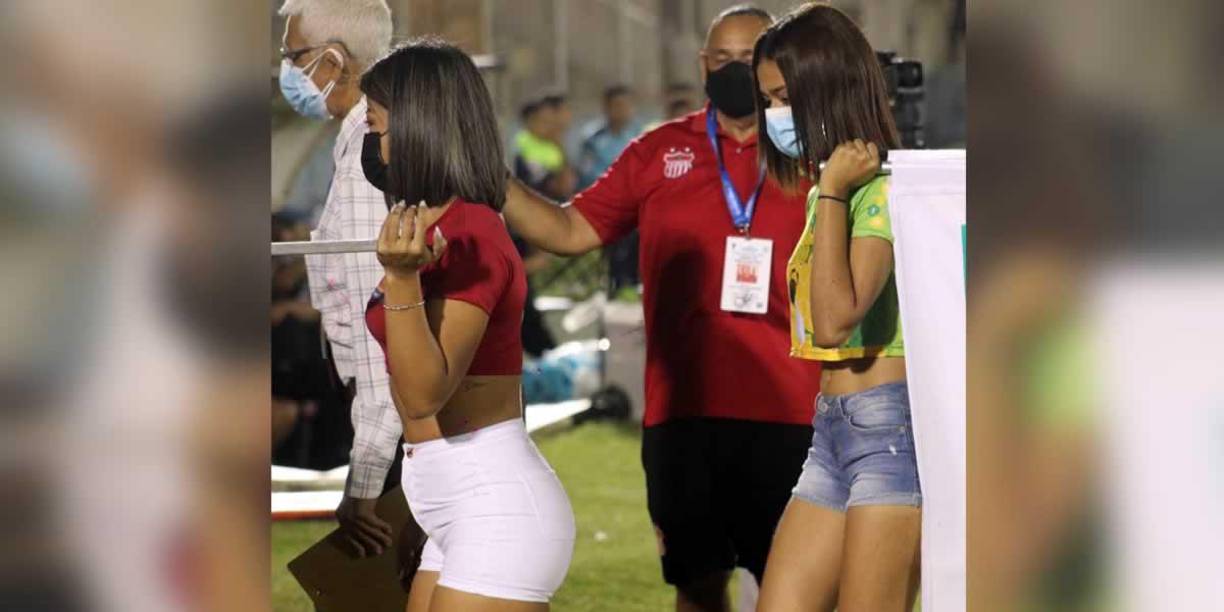 En la previa del partido Vida-Motagua las edecanes pusieron el color en el campo.