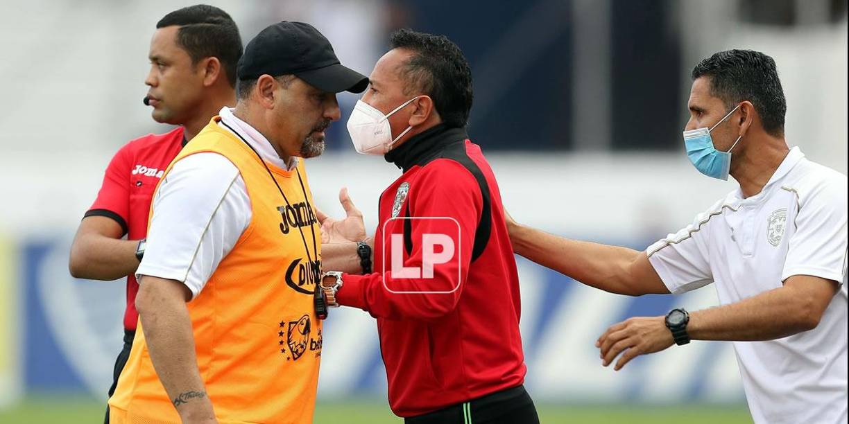 El cuerpo técnico de Martín ‘Tato‘ García protestando al cuarto árbitro del partido.