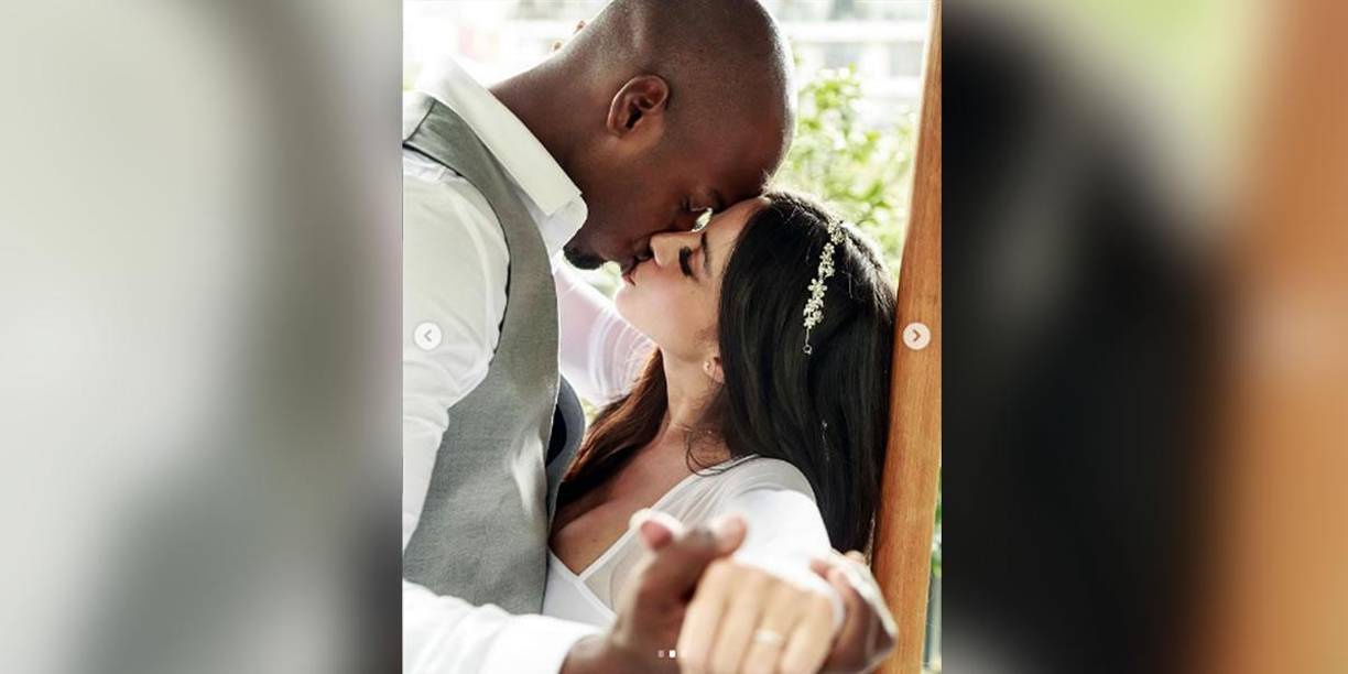 En esta imagen se puede apreciar el momento en el que los recién casados se demuestran su amor a través de un beso. ¡Vivan los novios!