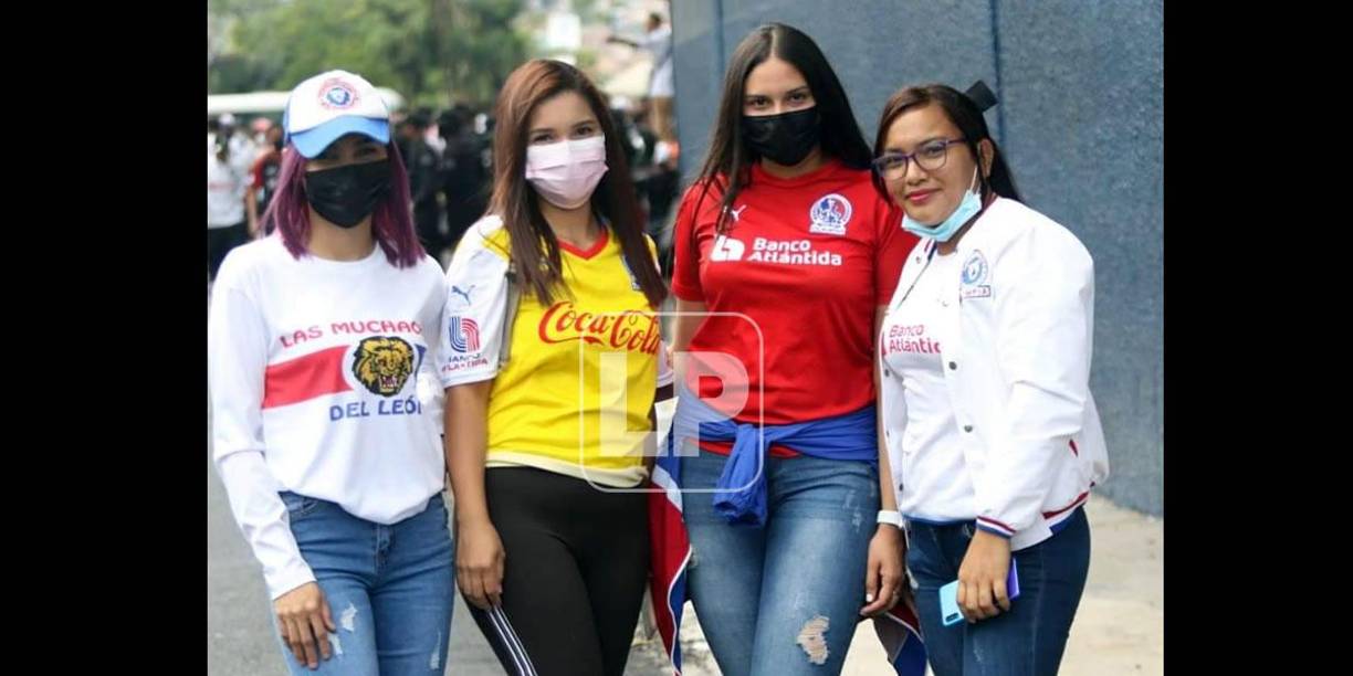 Bellas aficionadas del Olimpia llegaron al estadio Nacional para el partido Olimpia-Marathón.