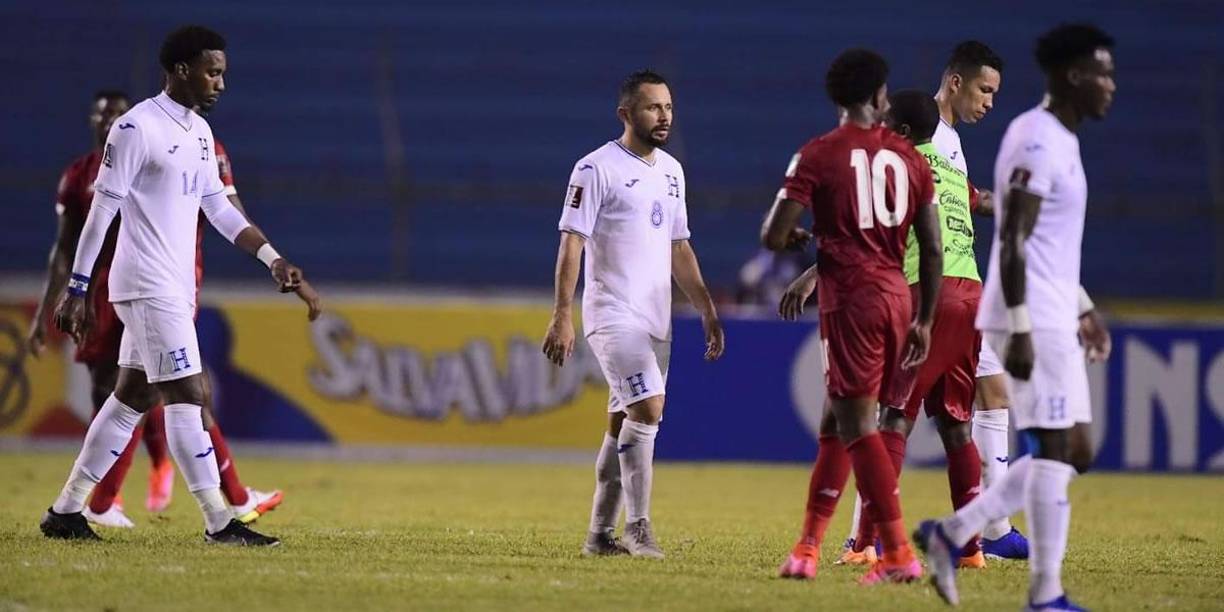 Los jugadores hondureños salieron del campo muy tristes por la derrota.