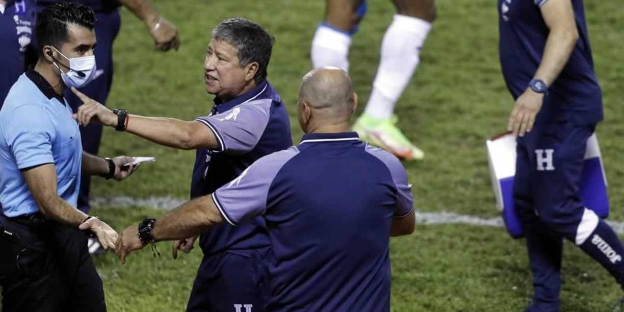‘Bolillo‘ Gómez discutió con el defensa panameño Azmahar Ariano, que estaba en el banco de suplentes, después de una falta de Armando Cooper contra ‘Choco‘ Lozano y por la que no fue amonestado.
