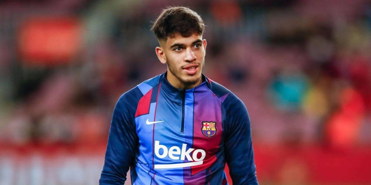 Abde Ezzalzouli es un extremo marroquí, hábil con el balón y que domina las dos piernas, lo que le permite adaptarse a cualquiera de las dos bandas. Siempre busca el uno contra uno contra el defensor y es muy vertical. Nunca pierde de vista la portería rival.