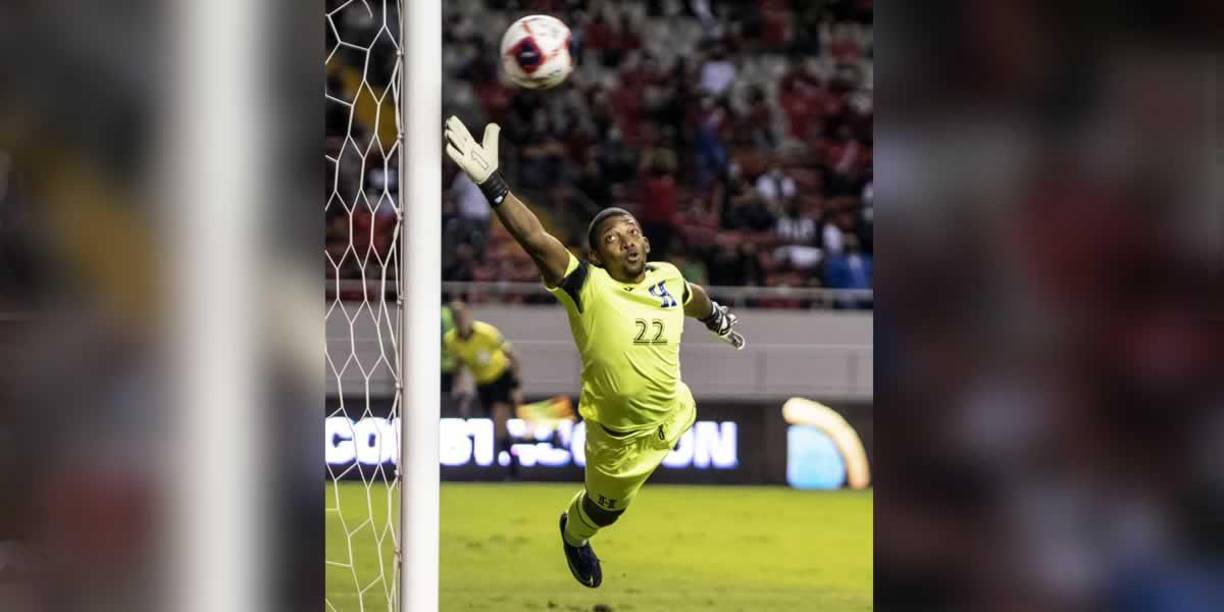 Luis ‘Buba‘ López volando para tapar un balón que se estrelló en el vertical.