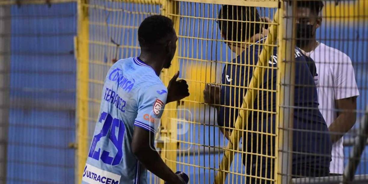 Carlos ‘Muma‘ Fernández se tomó una selfie con aficionados al final del partido.