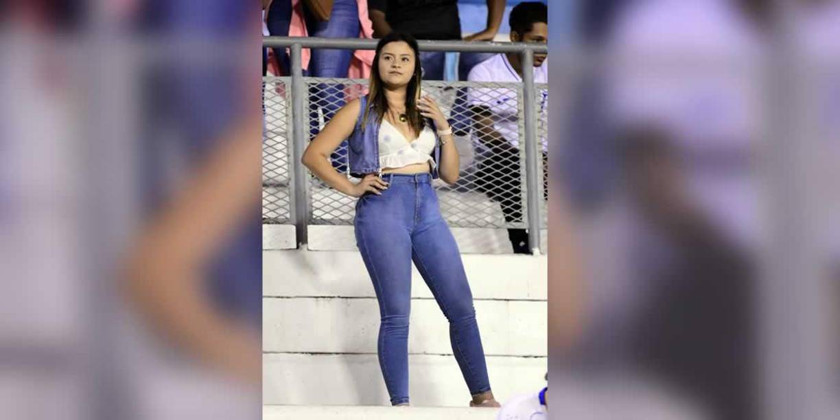 Las gradas del estadio sampedrano se llenaron de bellas mujeres.