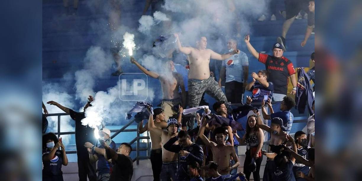 La afición del Motagua celebrando la victoria contra el Marathón.