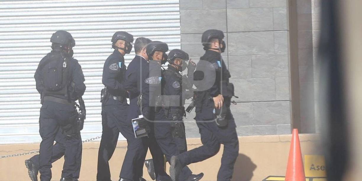 El expresidente, esposado de manos, camina junto a equipos especiales de seguridad hondureños hacia la sede del Supremo. Allí, un juez lo informará sobre los cargos que sobre él penden. Este mismo día, concuerdan analistas, el juez podría tomar una decisión sobre su caso. 