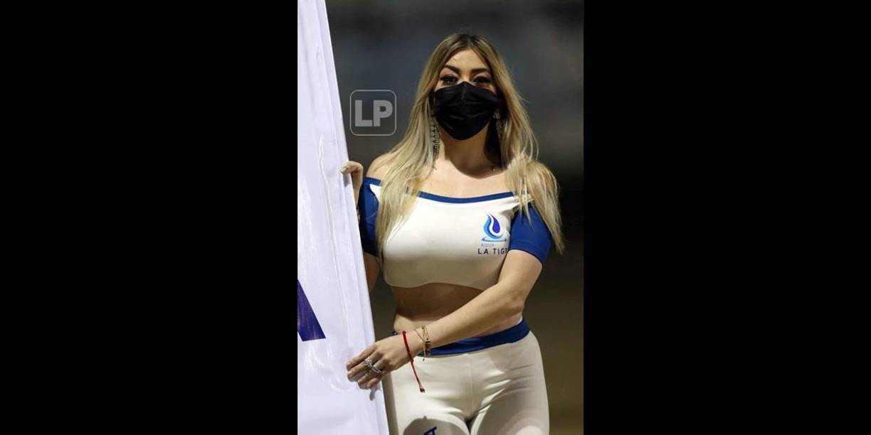 Una hermosa edecán que cautivó durante el partido UPN-Motagua.