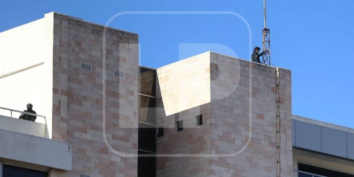 Equipos áereos y de vigilancia resguardan el traslado de Hernández, inusitado en Honduras. El expresidente (2014-2022) enfrentaría tres cargos por narcotráfico en la Corte del Distrito Sur de Nueva York. 