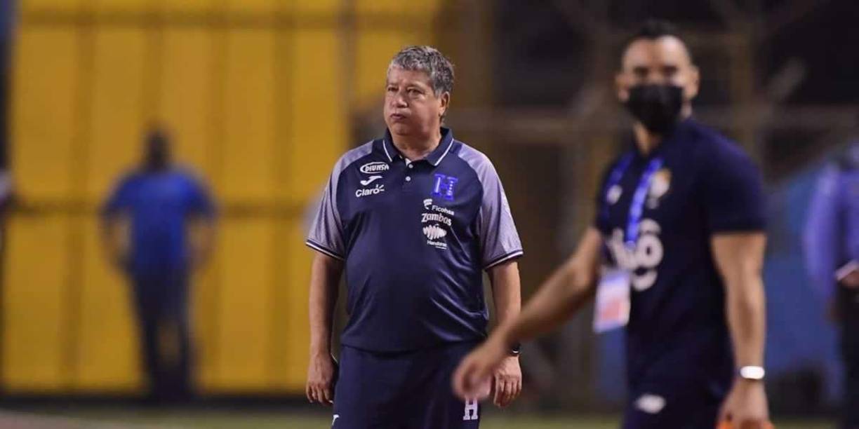 El entrenador colombiano resoplando tras el tercer gol panameño.