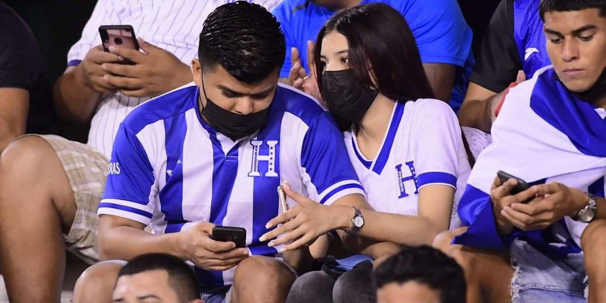 ¿Qué le está diciendo esta bella catracha a su novio? ¿Le pidió la contraseña del celular?