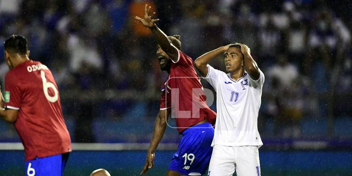 Rigoberto Rivas se lamenta tras una ocasión fallada de Honduras.